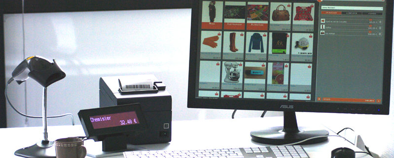 Caisse connectée KerAwen sur un bureau, avec magasin en ligne sur écran de l'ordinateur, imprimante ticket, douchette et afficheur client !
