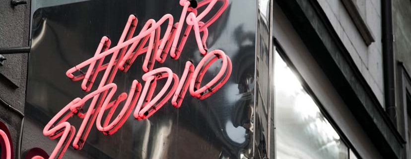 Devanture d’un salon de coiffure "Hair studio".
