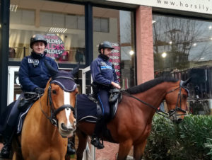 Deux policiers à cheval devant le magasin Horsily, qui utilise le logiciel de caisse pour selleries KerAwen.