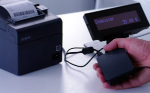 KBox, ce mini-ordinateur tenu dans une main, permet une connexion facile à un écran client.