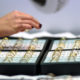Une cliente choisit une bague dans une bijouterie où logiciel de caisse et bijouterie font bon ménage.