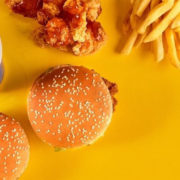 Frites et hamburgers dans un fast-food.
