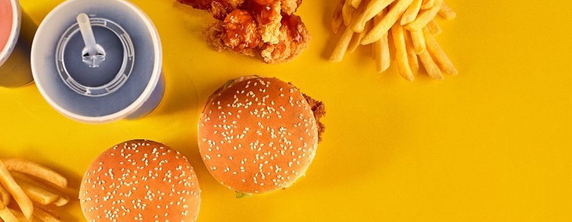 Frites et hamburgers dans un fast-food.