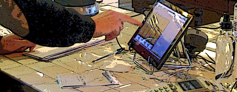 Main d’un commerçant utilisant une caisse enregistreuse iPad.