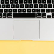 Le clavier d'un Mac sur lequel est installé un logiciel de caisse.