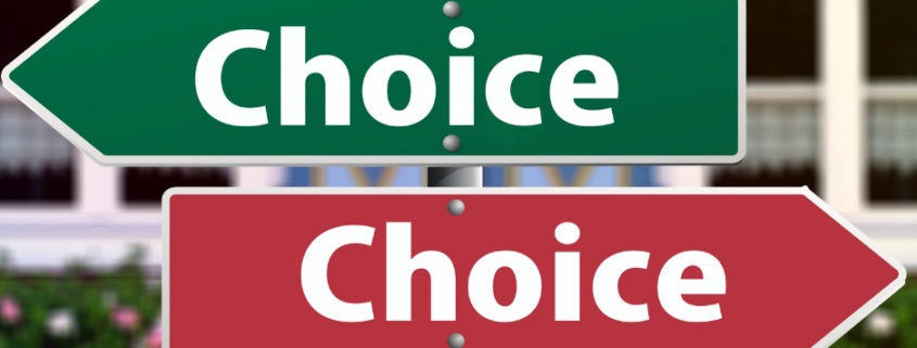 Panneaux indicateurs montrant des sens opposés. Sur les deux est marqué "choice", mais l’un est rouge, l’autre vert.