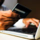 Un client vérifie son numéro de carte bancaire pour payer en ligne sur un site PrestaShop.