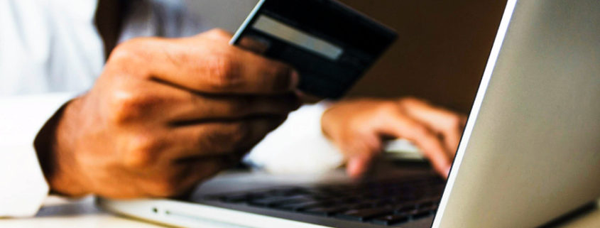 Un client vérifie son numéro de carte bancaire pour payer en ligne sur un site PrestaShop.