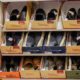 Boîtes de chaussures ouvertes dans les rayons d'un magasin de chaussures.