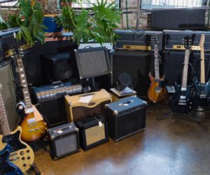 Enceintes, guitares électriques… exposées dans un magasin spécialisé en matériel de musique.