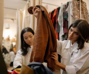 Deux dames dans un magasin de mode utilisant un logiciel de caisse magasin de mode.