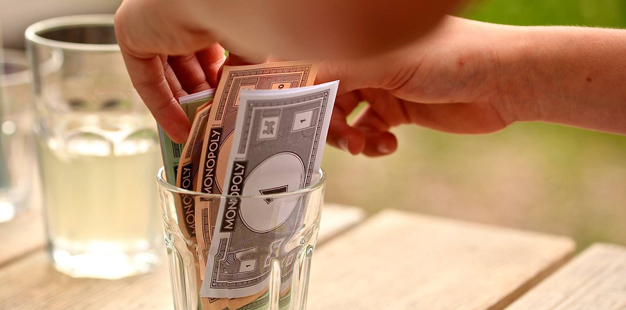 Faux billets dans un verre.