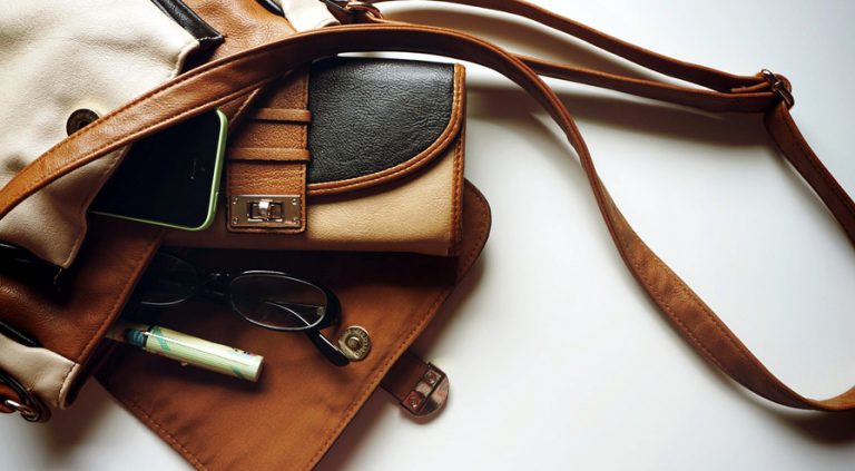 Sacs à main de luxe dans une maroquinerie.