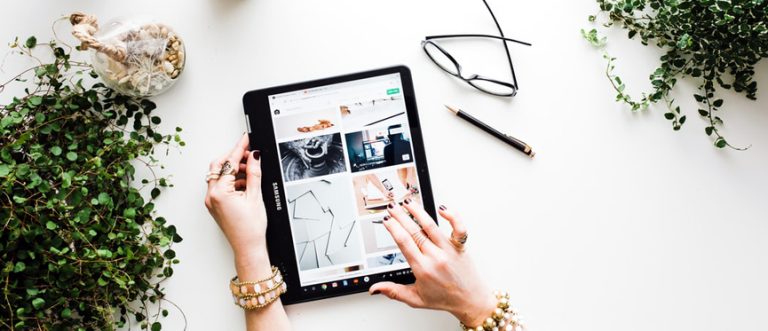 Une commerçante consulte son site e-commerce PrestaShop sur une tablette.