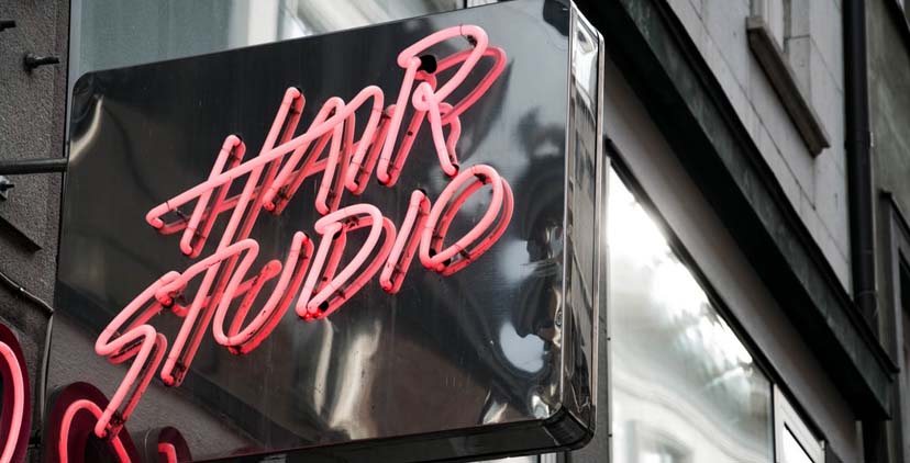 Devanture d’un salon de coiffure "Hair studio".