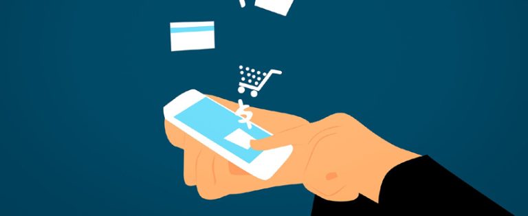 Mains d’un commerçant consultant sur son smartphone les statistiques de son site e-commerce durant l’épidémie de coronavirus.