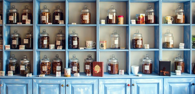 Pots de confitures et autres produits exposés dans un commerce de proximité.