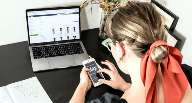 Une commerçant analysant les résultats de son site e-commerce pendant le confinement.