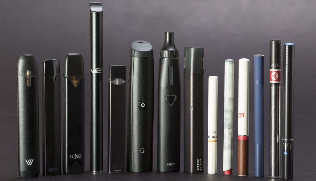 Des cigarettes électroniques exposées en magasin.