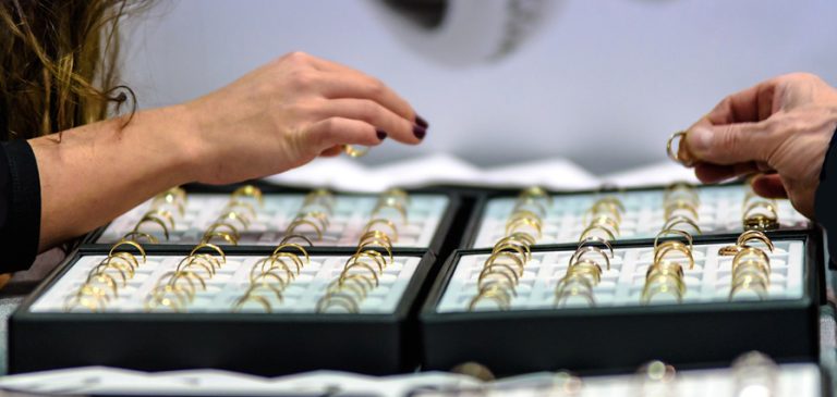 Une cliente choisit une bague dans une bijouterie où logiciel de caisse et bijouterie font bon ménage.