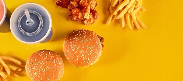 Frites et hamburgers dans un fast-food.
