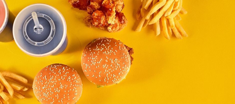 Frites et hamburgers dans un fast-food.