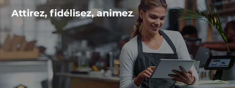 Une jeune commerçante avec sa tablette dans les mains. Sur l’image apparaît ce "slogan" de Adelya : « Attirez, fidélisez, animez. »