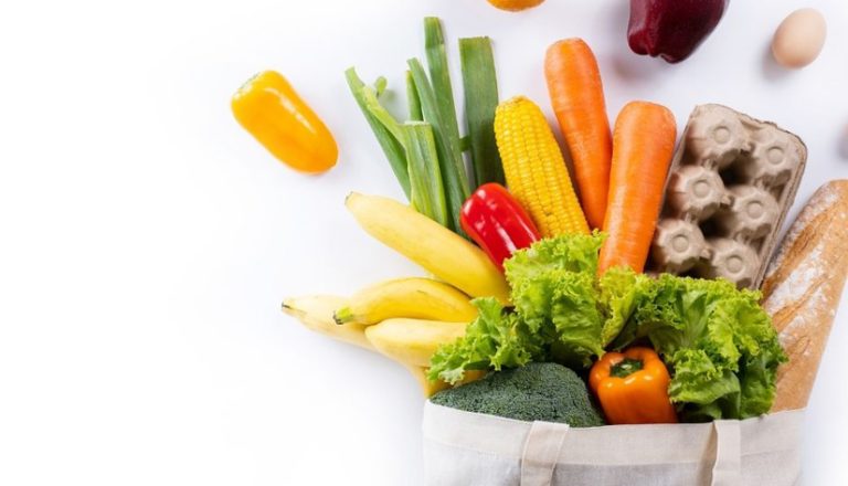 panier de courses dans une épicerie, avec fruits et légumes, œufs…