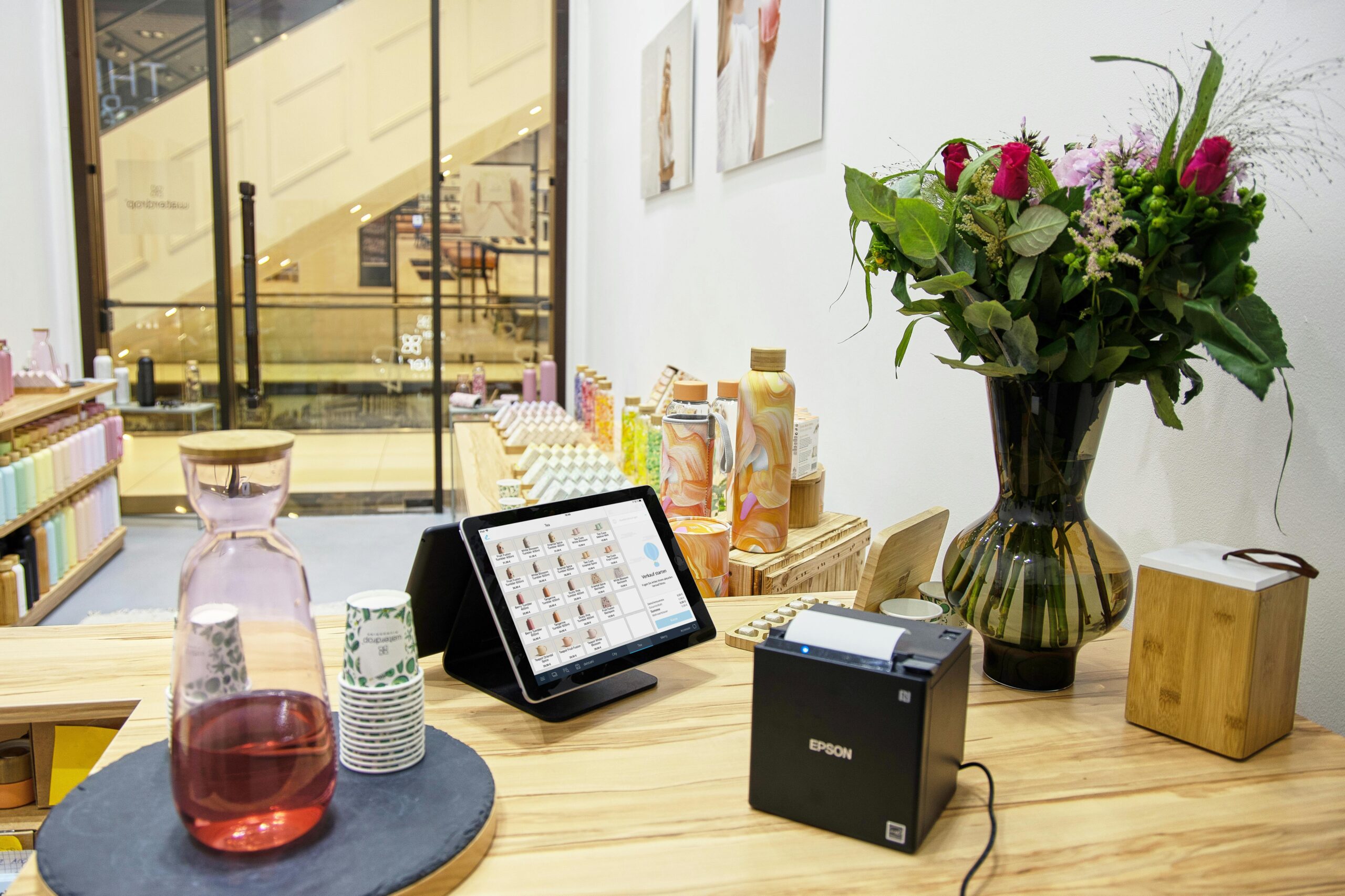 Main d’un commerçant utilisant une caisse enregistreuse iPad