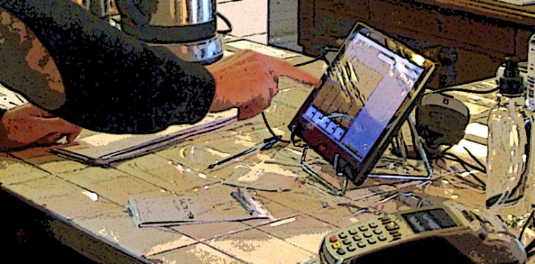 Main d’un commerçant utilisant une caisse enregistreuse iPad.