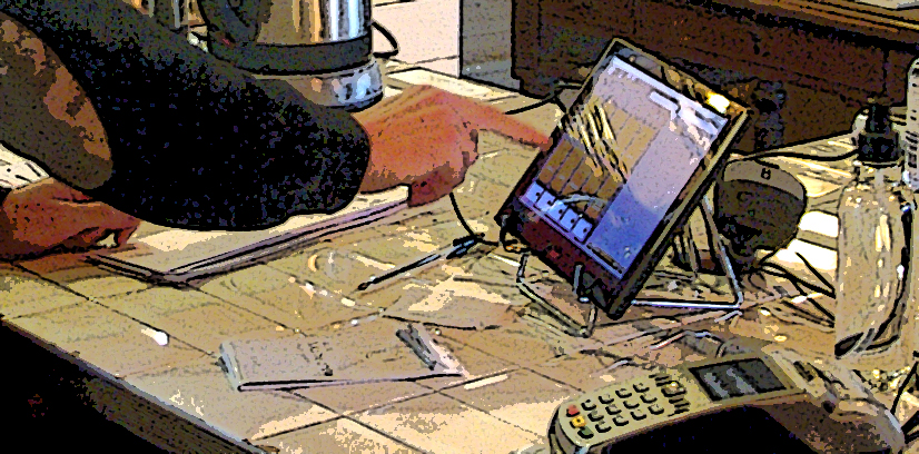 Main d’un commerçant utilisant une caisse enregistreuse iPad.