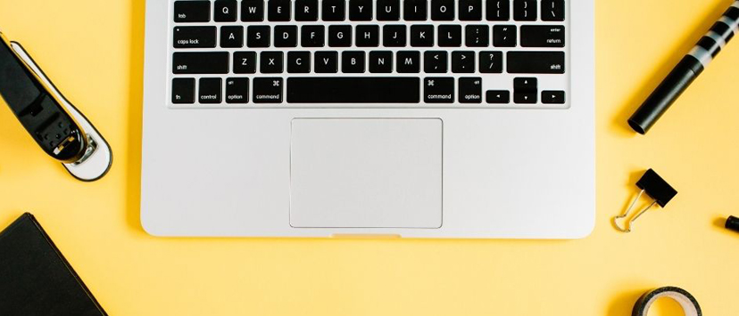 Le clavier d'un Mac sur lequel est installé un logiciel de caisse.