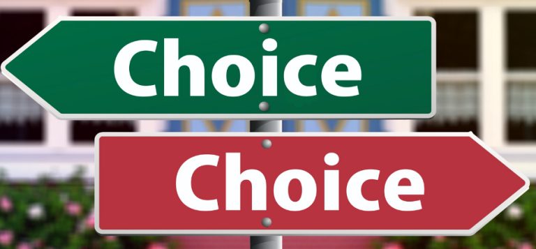 Panneaux indicateurs montrant des sens opposés. Sur les deux est marqué "choice", mais l’un est rouge, l’autre vert.
