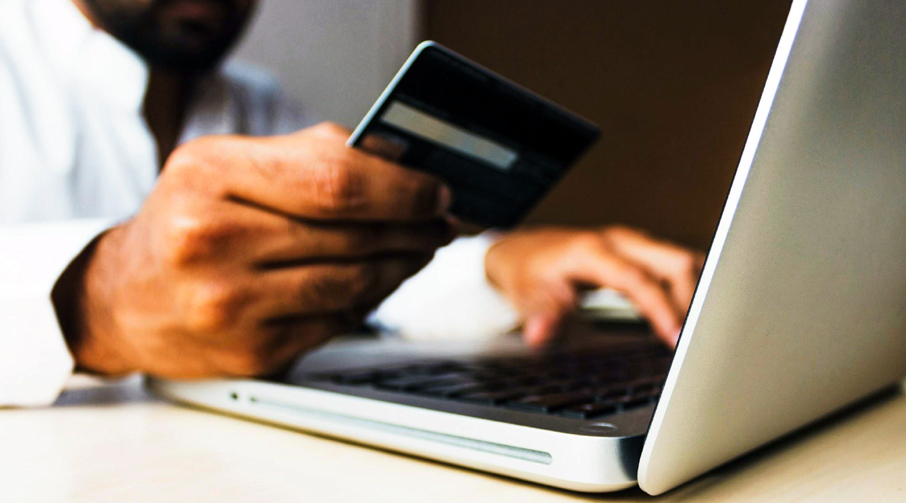 Un client vérifie son numéro de carte bancaire pour payer en ligne sur un site PrestaShop.