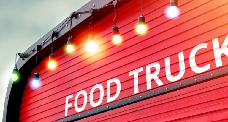 Un foodtruck rouge bien décoré.
