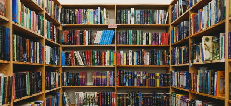 étagères de livres dans une librairie.