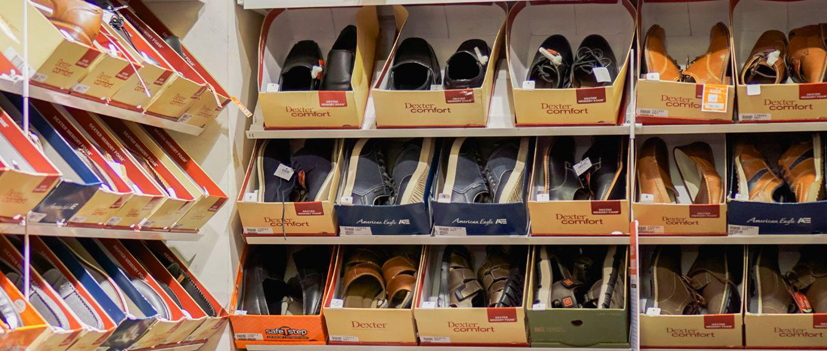 Boîtes de chaussures ouvertes dans les rayons d'un magasin de chaussures.