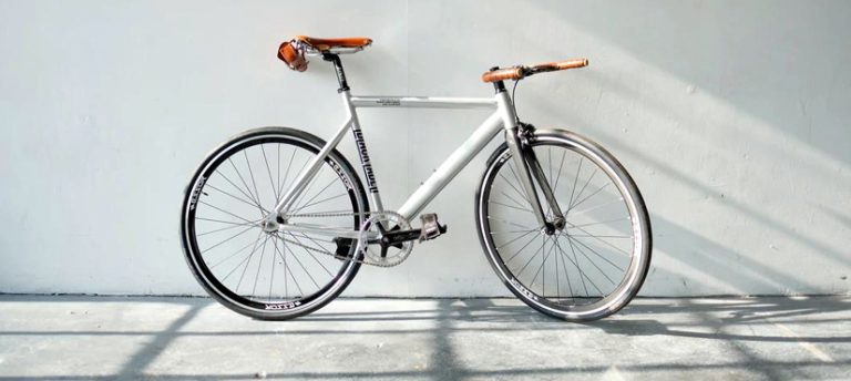 Vélo blanc exposé et mis en avant dans un magasin de cycles.