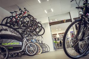 À l’intérieur d’un magasin de cycles. La pièce où se trouvent le vendeur et le logiciel de caisse cycles est au fond.