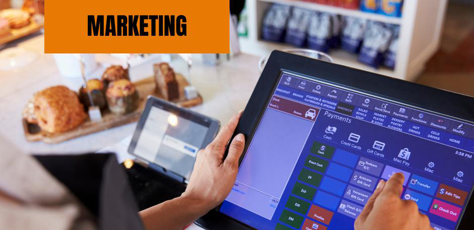 Le mot "marketing" apparaît en haut de l’image sur laquelle on voit un commerçant utiliser son logiciel de caisse pour faire du marketing.