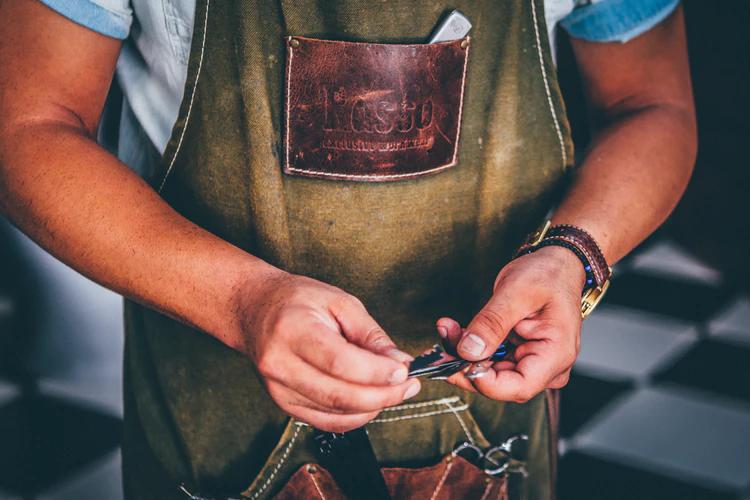 Mains d’un artisan au travail.