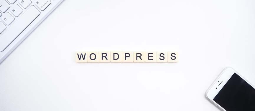 Ordinateur et téléphone, avec Wordpress écrit entre les deux.