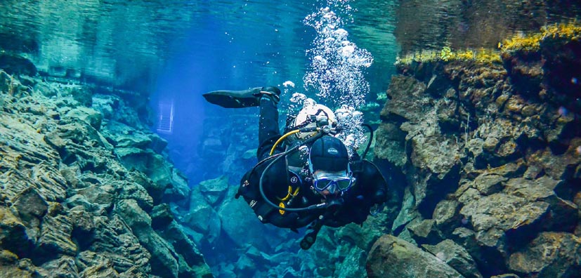 Plongeur en action, en exploration dans un beau fond sous-marin.