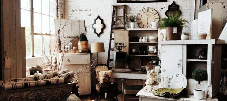 Pendules, horloges, lampes et de nombreux petits meubles dans une boutique utilisant un logiciel de caisse magasin de décoration.