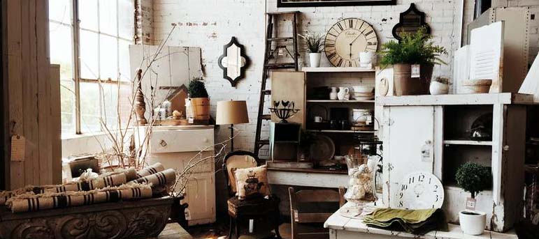 Pendules, horloges, lampes et de nombreux petits meubles dans une boutique utilisant un logiciel de caisse magasin de décoration.