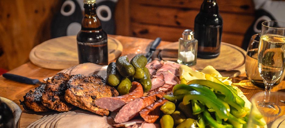 Belle charcuterie, bières de qualité, verre de bon vin et légumes frais dans un magasin utilisant un logiciel de caisse épicerie fine.