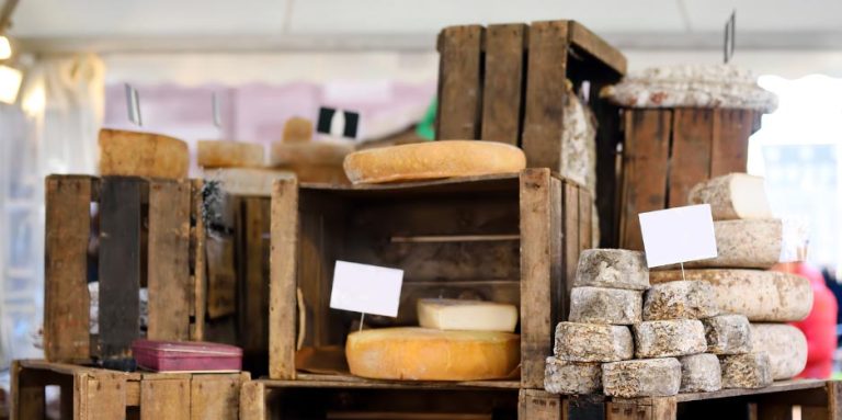 Fromages présentés dans un magasin utilisant un logiciel de caisse magasin produits régionaux.