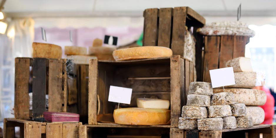 Fromages présentés dans un magasin utilisant un logiciel de caisse magasin produits régionaux.