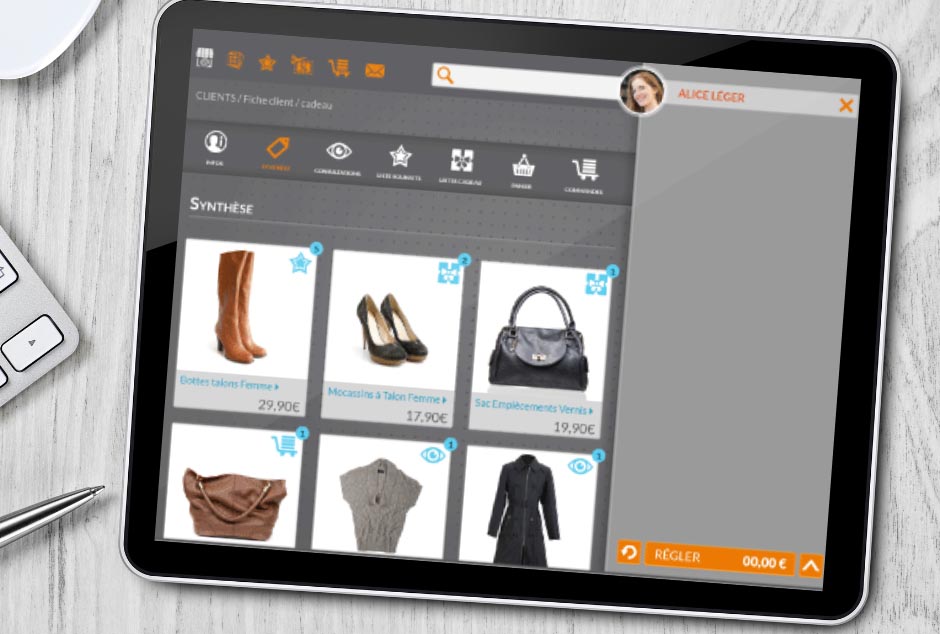 Un catalogue produits KerAwen apparaît sur une tablette.