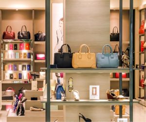 Sacs à main, chaussures et nombres d’objets en cuir exposés dans une maroquinerie très lumineuse.